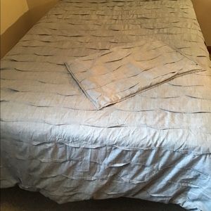 Full- queen bed comforter with two standard size pillow shams